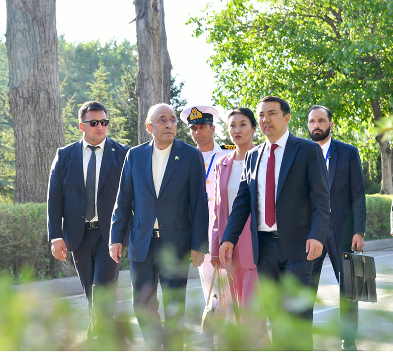 President Asif Ali Zardari and Marlen Mamataliyev, Speaker of the Jogorku Kenesh of the Kyrgyz Republic, walk to the Golden Yurt following their meeting