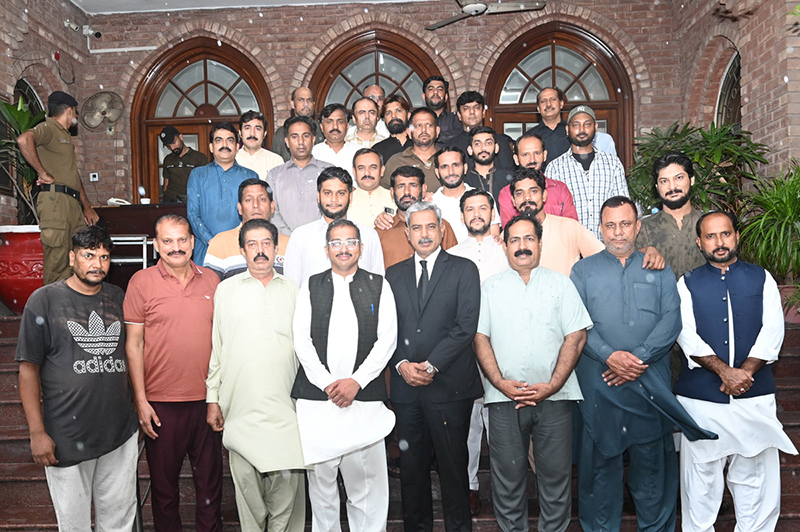 Group photo of Advocate General Punjab Muhammad Amjad Pervez with the staff of the Advocate General's Office on the occasion of his farewell meeting at his office