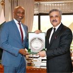 Hon'ble the Chief Justice of Pakistan Mr. Justice Yahya Afridi, presenting a souvenir to Mr. Mohammed Yahya, United Nations Resident Coordinator in Pakistan, on his farewell call at the Supreme Court of Pakistan