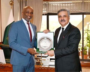 Hon'ble the Chief Justice of Pakistan Mr. Justice Yahya Afridi, presenting a souvenir to Mr. Mohammed Yahya, United Nations Resident Coordinator in Pakistan, on his farewell call at the Supreme Court of Pakistan