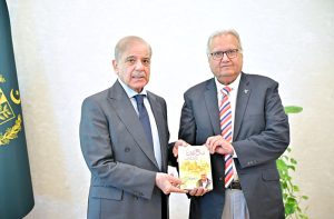 Dr. Farooq Adil a renowned intellectual, author, and columnist calls on Prime Minister Muhammad Shebaz Sharif and presents him his travelogue.