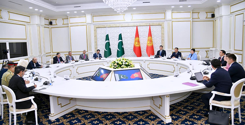 President Asif Ali Zardari in a meeting with Marlen Mamataliyev, Speaker of the Kyrgyz Parliament and senior MPs, at the State House Congress Hall