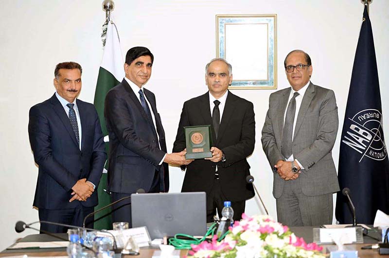 Deputy Chairman NAB, Sohail Nasir and PGA Ihtesham Qadir Shah presenting NAB shield to Mr. Justice Inaam Ameen Minjas of IHC at 3rd Orientation session held for judges of Islamabad Judiciary at PACA