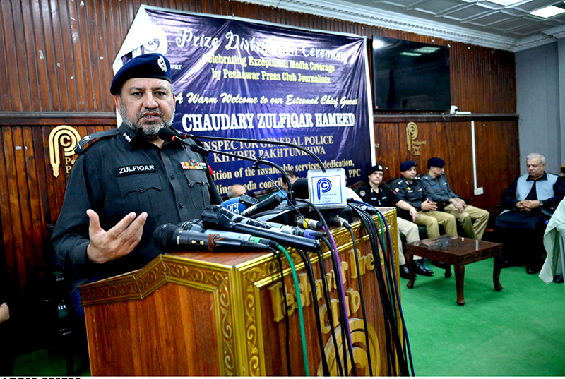 Inspector General of Police Khyber Pakhtunkhwa, Chaudhry Zulfiqar Hameed, addresses the prize distribution ceremony for the Peshawar Press Club's Mega Events Best Print and Electronic Media Coverage Awards at the Peshawar Press Club