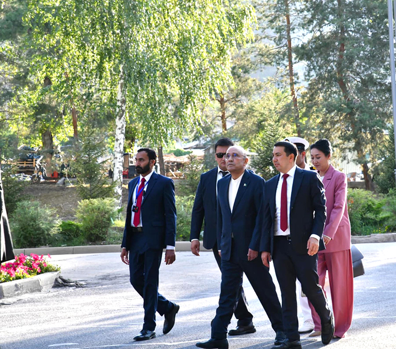 President Asif Ali Zardari and Marlen Mamataliyev, Speaker of the Jogorku Kenesh of the Kyrgyz Republic, walk to the Golden Yurt following their meeting