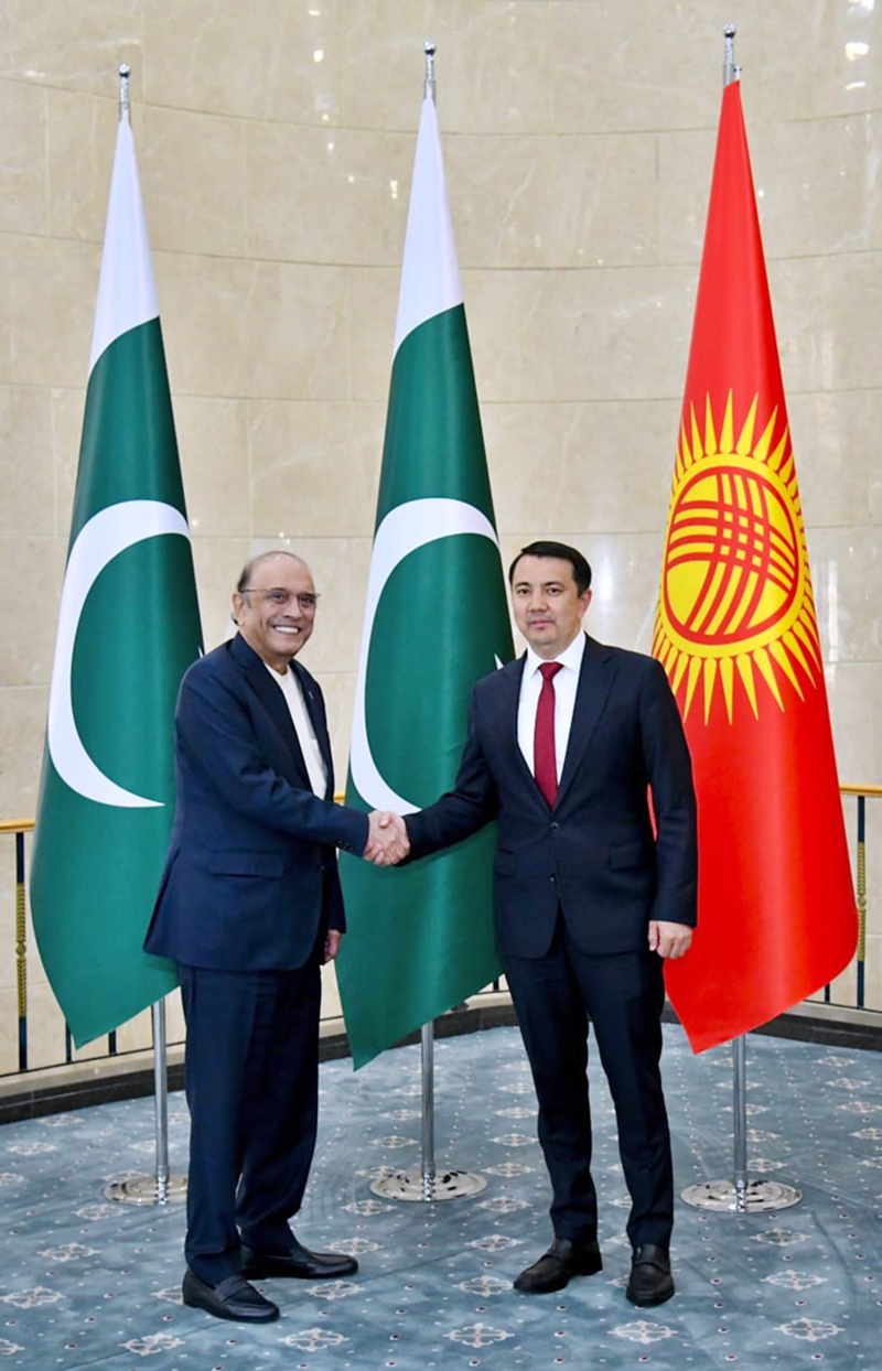 President Asif Ali Zardari shaking hands with Marlen Mamataliyev, Speaker of the Kyrgyz Parliament at State House Congress Hall