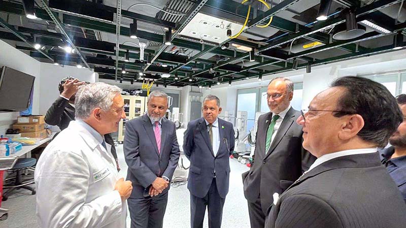 Federal Minister for Planning, Development and Special Initiatives Ahsan Iqbal visits a state-of-the-art research laboratory at the University of Illinois Chicago to explore opportunities for collaboration in healthcare, medical research and innovation