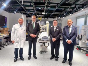 Federal Minister for Planning, Development and Special Initiatives Ahsan Iqbal visits a state-of-the-art research laboratory at the University of Illinois Chicago to explore opportunities for collaboration in healthcare, medical research and innovation