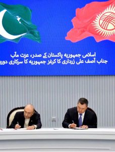 President Asif Ali Zardari and President of the Kyrgyz Republic Sadyr Japarov sign the Joint Statement