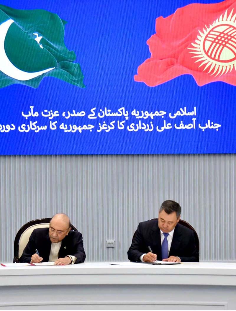 President Asif Ali Zardari and President of the Kyrgyz Republic Sadyr Japarov sign the Joint Statement