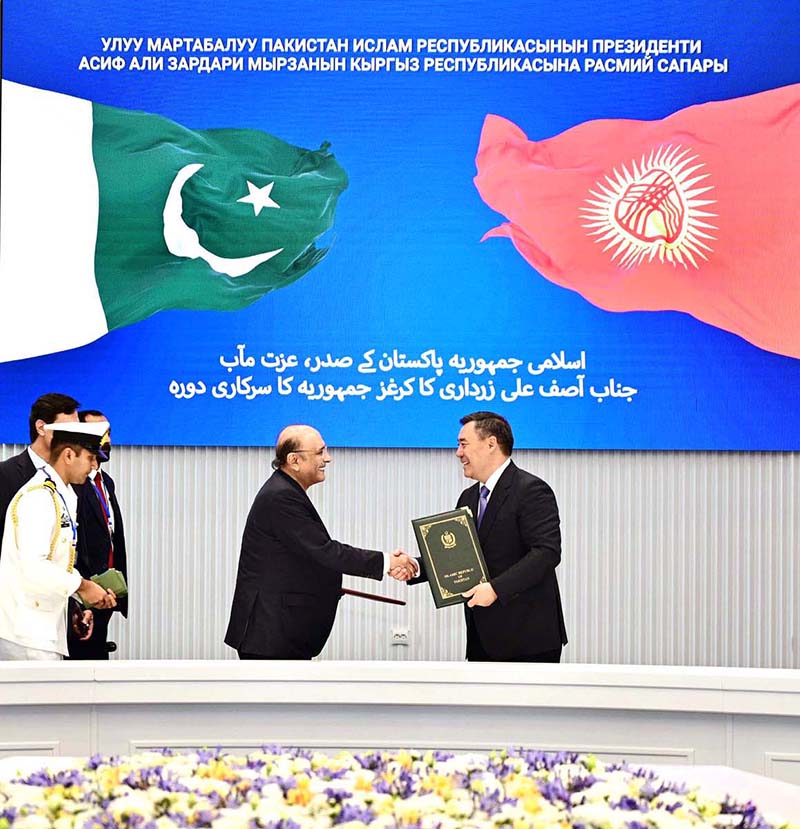 President Asif Ali Zardari and President of the Kyrgyz Republic Sadyr Japarov exchange the signed Joint Statement