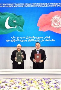President Asif Ali Zardari and President of the Kyrgyz Republic Sadyr Japarov display the signed Joint Statement