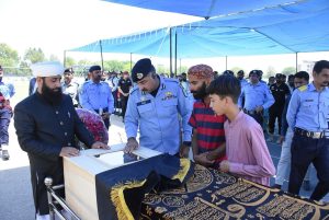 IGP Rizvi pays last respects to Inspector Mukhtar Ahmed, assures support to bereaved family
