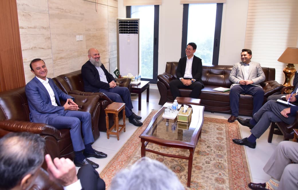 Commerce Minister invites,Samsung to export mobile phones from Pakistan, avail export incentives