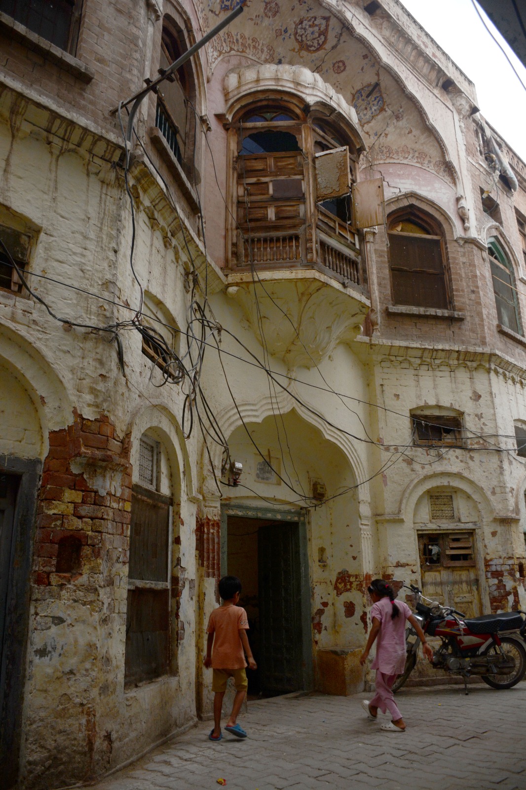 Astonishing Multan's ancient "Havelis" preserve a timeless architectural legacy