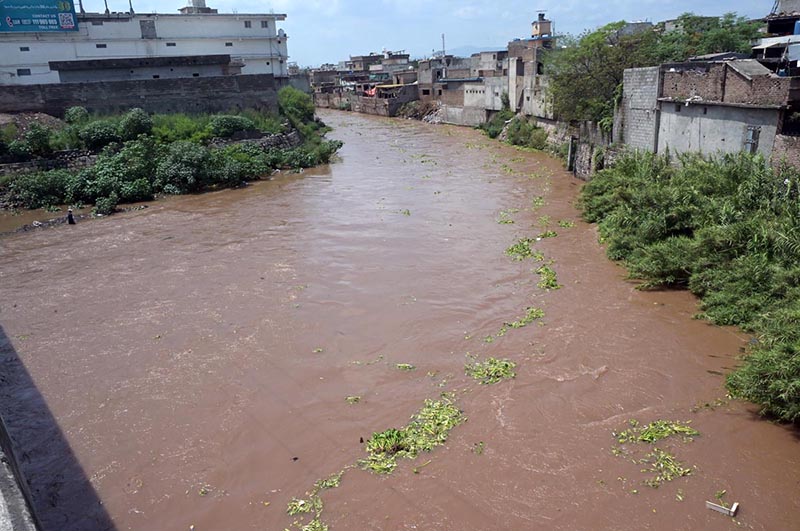 A view of the swollen Korang Nullah at Ghouri Town following heavy rainfall in the twin cities after the opening of Rawal Dam spillways, causing a significant rise in the water level