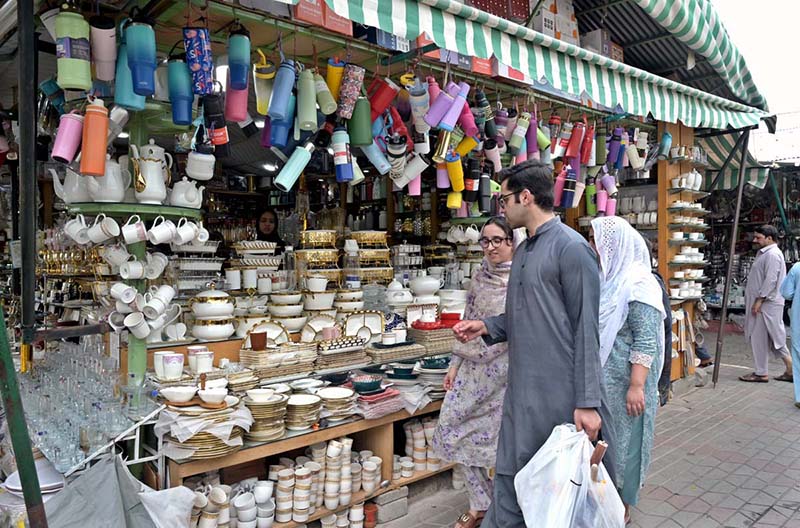 People are busy shopping at the weekly Sunday Bazaar, Peshawar Morr, in the Federal Capital