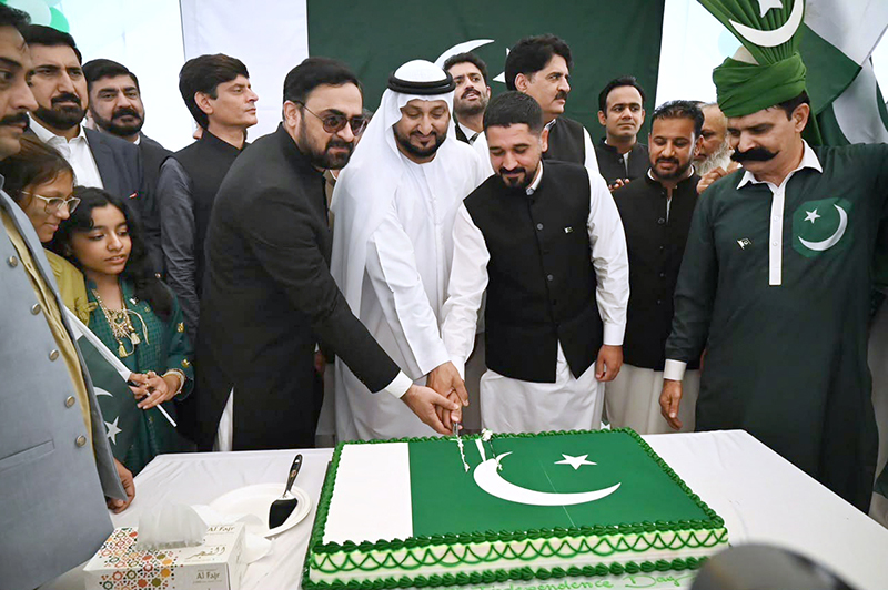 Acting Consul General of Pakistan in Dubai, Mr. Fawad Ali Khan, cuts the Independence Day cake in the presence of officers, officials, members of the Pakistani community and guests at the Consulate General of Pakistan