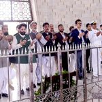 Federal Minister for Nataional Heritage & Culture Aurangzeb Khichi offering Fatheha after laying floral wreath at Mazar-e-Quaid