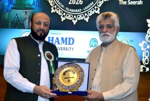 Prof. Dr. Shakeel Ahmed Roshan presents a shield to Advisor to the Chief Minister Balochistan on Environment, Naseem-ur-Rehman Malakhail, during the Second International Seerah Conference, Quetta Session, organized by Alhamd Islamic University.