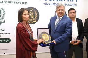 Federal Ombudsperson (Chairperson) Ms. Fauzia Viqar presents a souvenir to Federal Minister for Law and Justice Senator Azam Nazeer Tarar during the launch ceremony of FOSPAH’s Complaint Management System, mobile app and revamped website at the FOSPAH headquarters