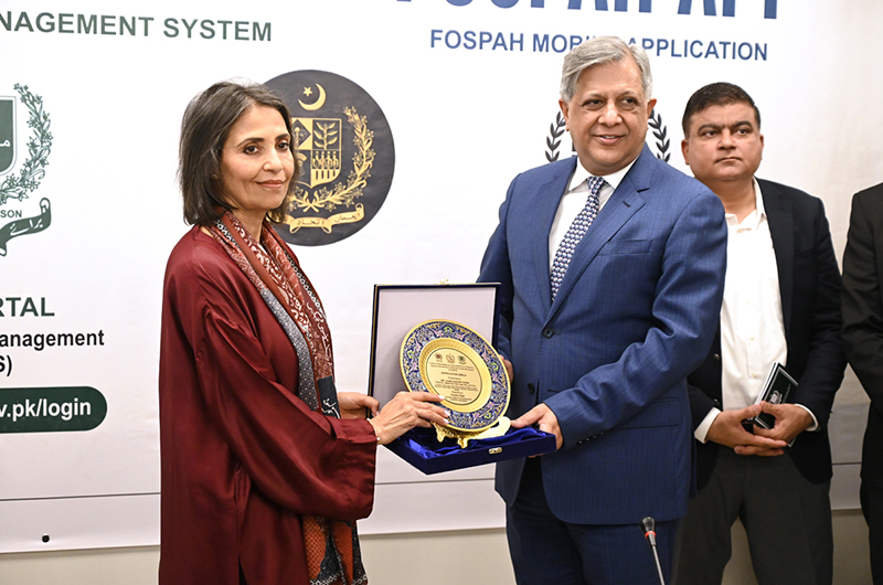 Federal Ombudsperson (Chairperson) Ms. Fauzia Viqar presents a souvenir to Federal Minister for Law and Justice Senator Azam Nazeer Tarar during the launch ceremony of FOSPAH’s Complaint Management System, mobile app and revamped website at the FOSPAH headquarters