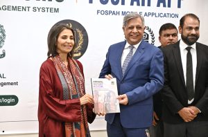 Federal Ombudsperson (Chairperson) Ms. Fauzia Viqar presents a souvenir to Federal Minister for Law and Justice Senator Azam Nazeer Tarar during the launch ceremony of FOSPAH’s Complaint Management System, mobile app and revamped website at the FOSPAH headquarters