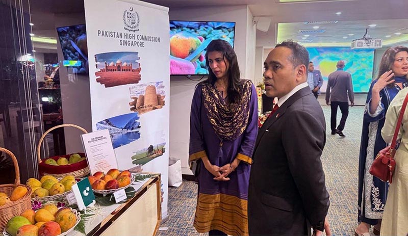 High Commissioner H.E. Rabia Shafiq and Singapore's Minister of State for Foreign Affairs Mr. Zhulkarnain Abdul Rahim visit the stall showcasing Pakistan's world-renowned mangoes, including the renowned Chaunsa and Sensation varieties, at the Mango Festival