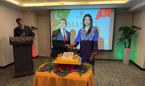 High Commissioner H.E. Rabia Shafiq and Singapore's Minister of State for Foreign Affairs Mr. Zhulkarnain Abdul Rahim visit the stall showcasing Pakistan's world-renowned mangoes, including the renowned Chaunsa and Sensation varieties, at the Mango Festival