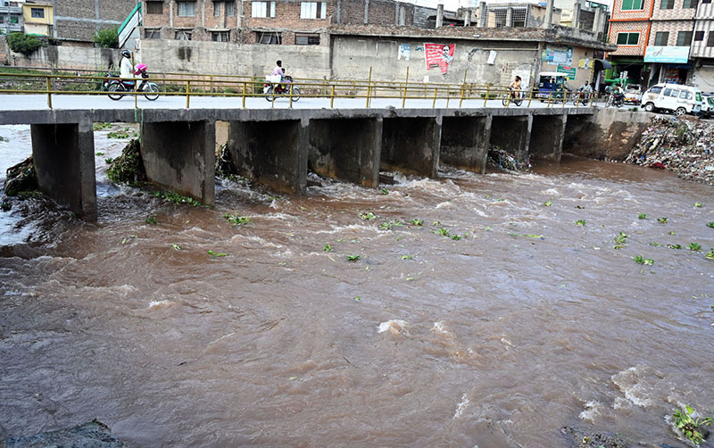 A view of Korang Nullah near pandorian area following heavy rainfall in the twin cities after the opening of Rawal Dam spillways, causing a significant rise in the water level