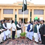 Sindh Governor Syed Muhammad Nehal Hashmi along with Minister of State for Khel Das Kohistani and Special Assistant to the Prime Minister and Minister of State Fahad Haroon hoisting the flag at the Governor House on the occasion of Independence Day