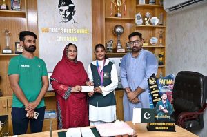 National boxer Fatima Zara proudly displays her Commonwealth Games bronze medal upon arrival at the Sports Gymnasium, where the District Sports Department hosted a reception in her honour and welcomed her with flower petals