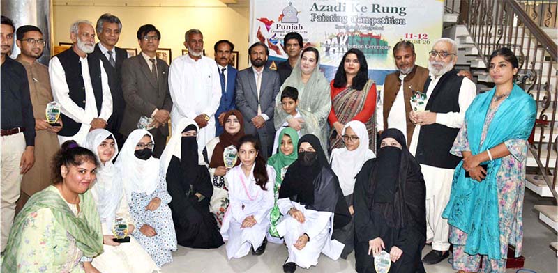 Parliamentary Secretary Shazia Rizwan poses for a group photograph with children who won prizes in a painting competition organized by the Rawalpindi Arts Council in connection with Independence Day celebrations