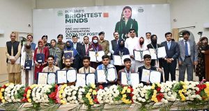 Commissioner Sargodha Hafiz Shaukat Ali and Chairman Board of Intermediate and Secondary Education (BISE) Sargodha Abbas Haider Gondal present an award to the first position holder in the Matriculation Examination 2026 during a prize distribution ceremony at the BISE Multipurpose Hall.