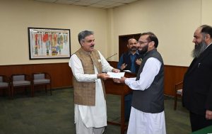 Hon'ble Chief Justice of Pakistan presenting a cheque for pensionary benefits to Mr. Hifz-ur-Rehman, Senior Assistant Registrar, on the occasion of his retirement from the Supreme Court of Pakistan