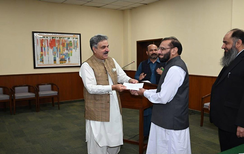 Hon'ble Chief Justice of Pakistan presenting a cheque for pensionary benefits to Mr. Hifz-ur-Rehman, Senior Assistant Registrar, on the occasion of his retirement from the Supreme Court of Pakistan