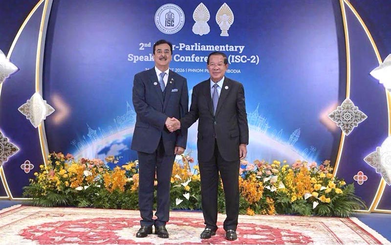 Chairman Senate of Pakistan Syed Yousaf Raza Gilani shakes hands with Samdech Moha Borvor Thipadei Hun Sen, President of the Senate of the Kingdom of Cambodia, during the 2nd Inter-Parliamentary Speakers’ Conference (ISC) in Phnom Penh, Cambodia