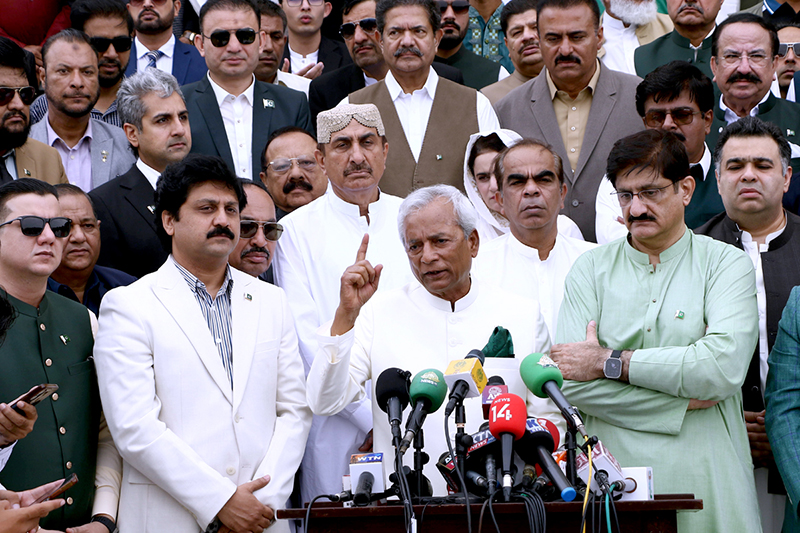 Governor Sindh, Syed Muhammad Nehal Hashmi, talking to the media persons along with Sindh Chief Minister Syed Murad Ali Shah accompanied by his cabinet members after laying the floral wreath on the grave of Quaid-e-Azam Muhammad Ali Jinnah to mark Independence Day celebrations at Mazar-e-Quaid