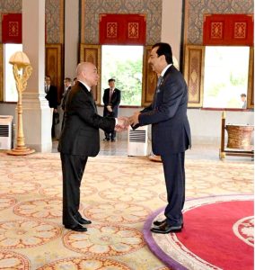 Chairman Senate of Pakistan and Founding Chairman of the Inter-Parliamentary Speakers' Conference (Isc), Syed Yousaf Raza Gilani, shaking hands with the King Of Cambodia Norodom Sihamoni on the sidelines of the 2nd Inter-Parliamentary Speakers' Conference