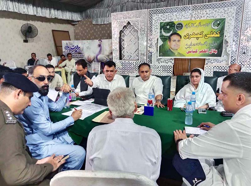 Minister of State for Finance & Railways Bilal Azhar Kayani is listening to the grievances of public in Khuli Kachehri