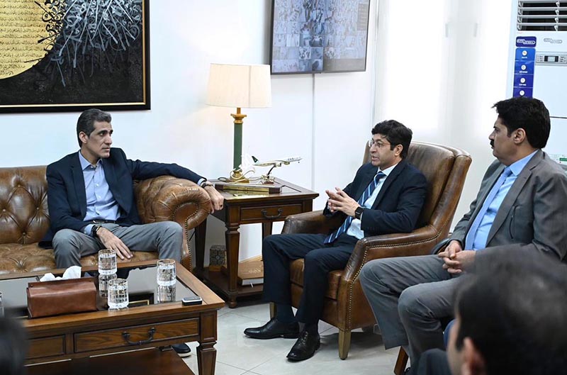 H.E. Hussain Muhammad, Consul General of Pakistan in Dubai, warmly welcomes Mr. Muhammad Awn Chaudhry, Minister of State for Overseas Pakistanis and Human Resource Development, during his visit to the Consulate General of Pakistan in Dubai