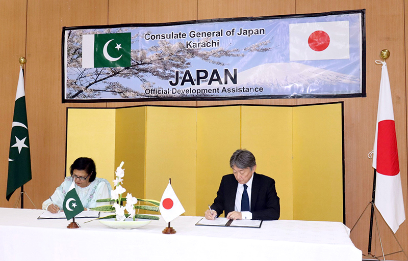 Consul General of Japan in Karachi, HATTORI Masaru, and Ms. Habiba Habib, President of the Institute of Behavioral Psychology (IBP) School of Special Education during a signing ceremony at the Consula