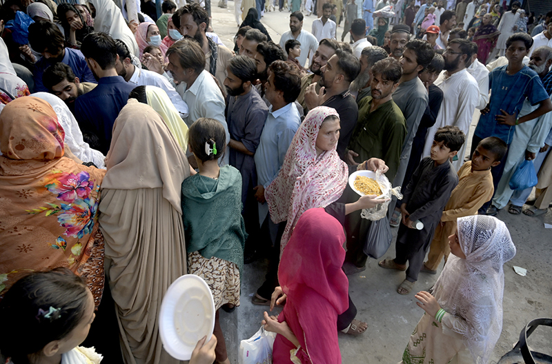 Special sweet desert Halwa is being distributed to the participants in Eid-e-Milad-un-Nabi (PBUH) rally at Jamia Masjid Road