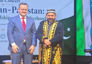 Uzbek Ambassador Alisher Tukhtaev presented Federal Minister for National Heritage and Culture Aurangzeb Khan Khichi with a traditional Uzbek attire as a special gift on the occasion of Uzbekistan’s Independence Day celebrations