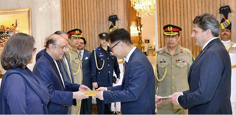 President Asif Ali Zardari receiving the credentials of Ambassadors-designate of the Republic of Korea Han Sungho and Italy Ugo Ciarlatani at Aiwan-e-Sadr
