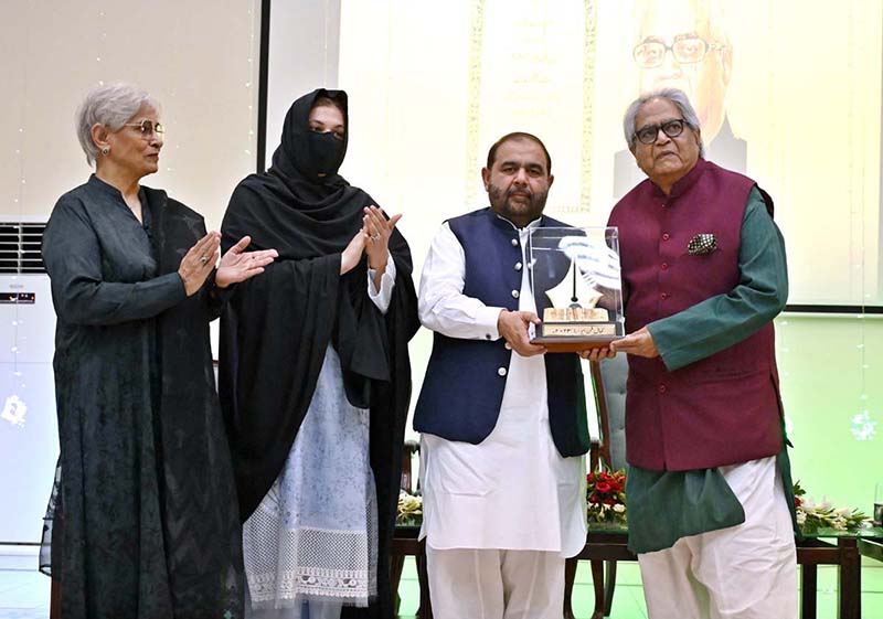 Federal Minister for National Heritage and Culture Aurangzeb Khan Khichi presents the Kamal-e-Fun Award to renowned poet Iftikhar Arif during the third “Nasl-e-Nau Adabi Mela” at the Pakistan Academy of Letters