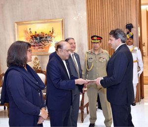 President Asif Ali Zardari receiving the credentials of Ambassadors-designate of the Republic of Korea Han Sungho and Italy Ugo Ciarlatani at Aiwan-e-Sadr