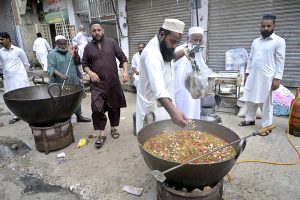 Special sweet desert Halwa is being distributed to the participants in Eid-e-Milad-un-Nabi (PBUH) rally at Jamia Masjid Road