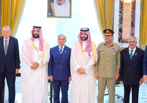 Pakistan's Prime Minister Shehbaz Sharif, Saudi Crown Prince and Prime Minister Mohammed bin Salman, and Turkish President Recep Tayyip Erdoğan pose after the signing of the Makkah Joint Defence Agreement.
