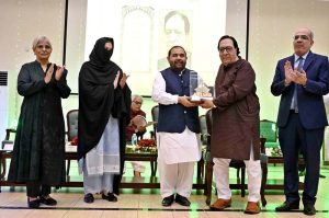 Federal Minister for National Heritage and Culture Aurangzeb Khan Khichi presents the Kamal-e-Fun Award to renowned poet Iftikhar Arif during the third “Nasl-e-Nau Adabi Mela” at the Pakistan Academy of Letters